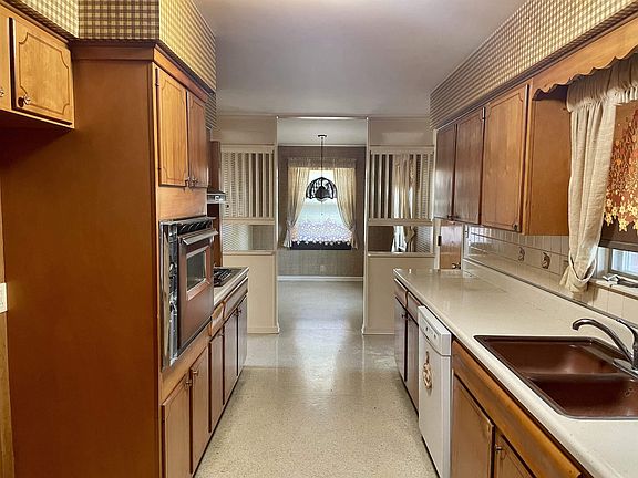 5th image of 2700 W Brook Dr