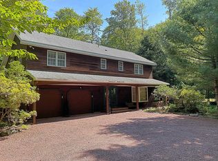 216 Kit Carson Cir, Pocono Pines, PA 18350