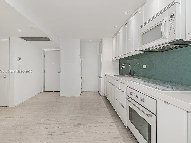 2301 Collins Ave #1032 — Photo 11