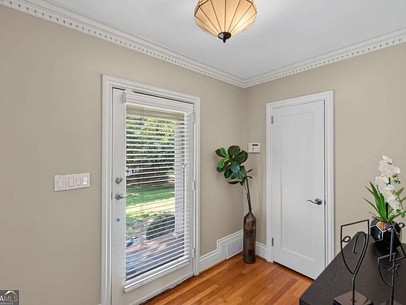 4th image of 1040 Lindridge Dr NE