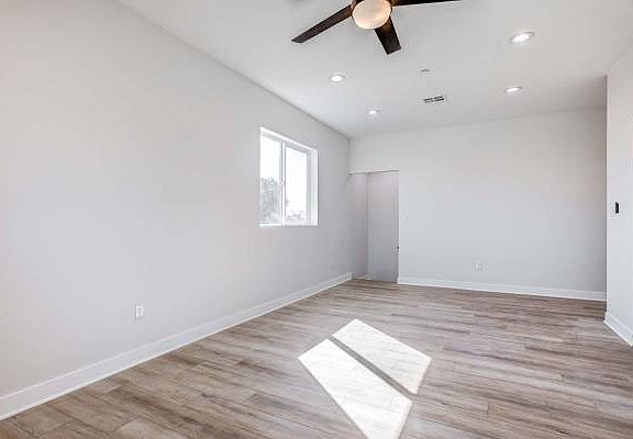 4th image of 624 W 83rd St #324-1/2