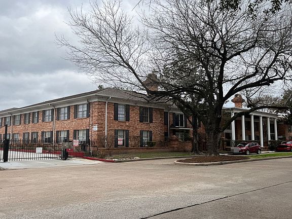 3rd image of 2822 Briarhurst Dr APT 35