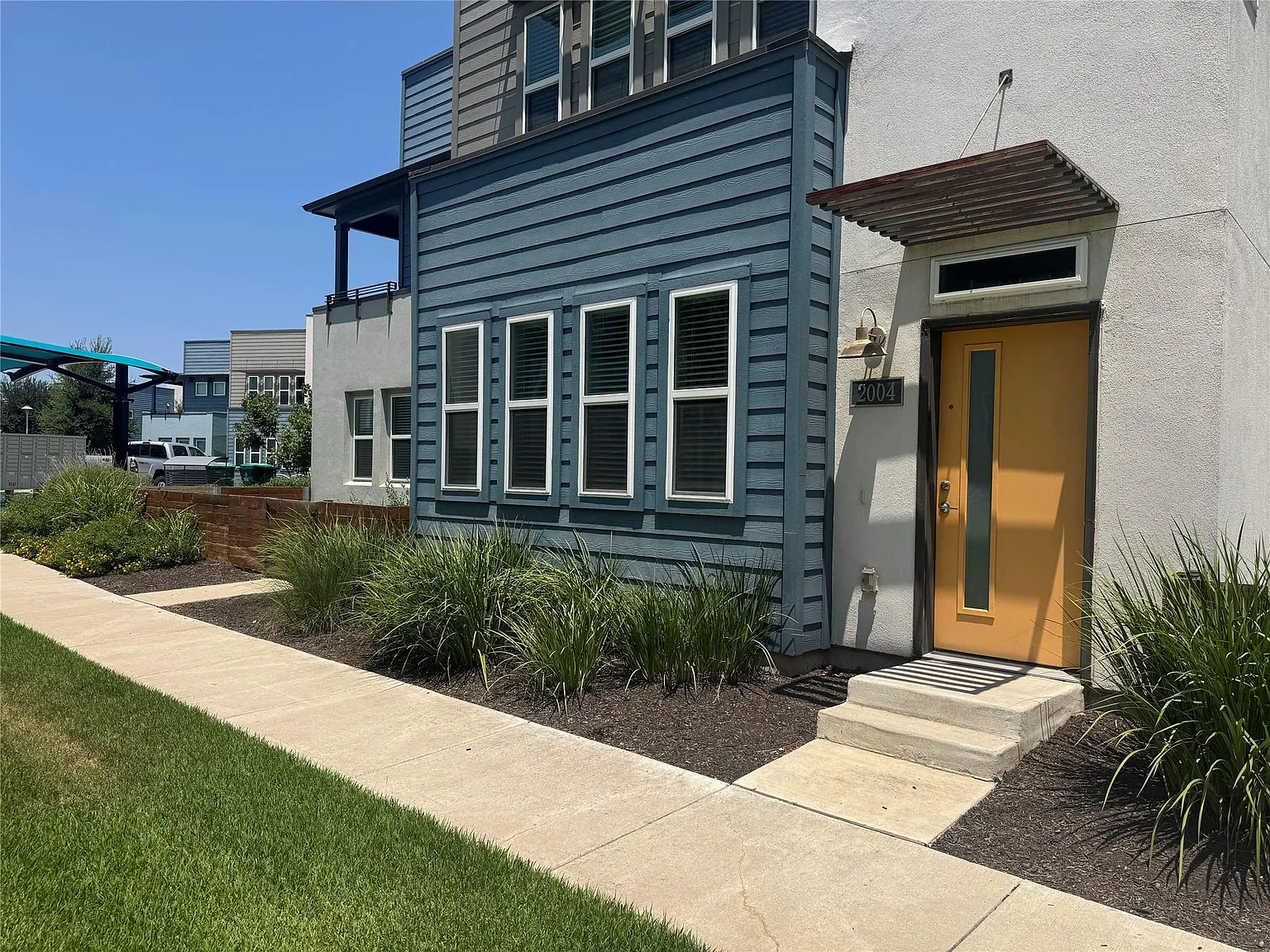 2 bed, 2.5 bath, 1325 sqft, $2,190 — Photo 1