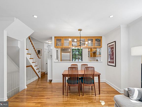 5th image of 1110 Waverly St