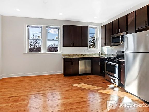 2nd image of 3411 W Balmoral Ave