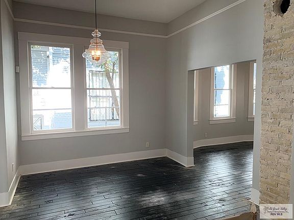 3rd image of 613 E Saint Charles St