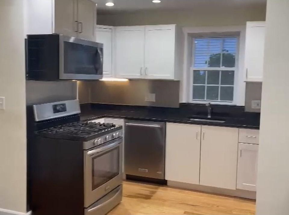 1st image of 35 Camden St Floor 1