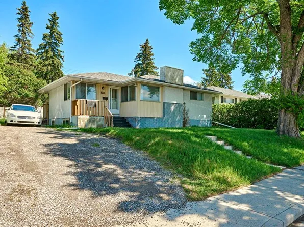 28 SW Cornell Pl NW, Calgary, AB T2K 1V7