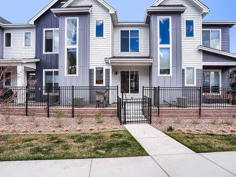 1909 S Poplar Ct — Photo 1