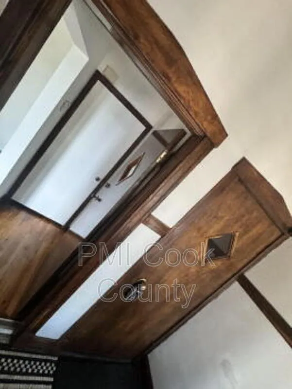 2 bed, 1.0 bath, 900 sqft, $1,900 — Photo 2