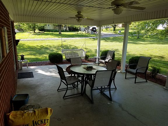 Walk out patio w/ovhd fans