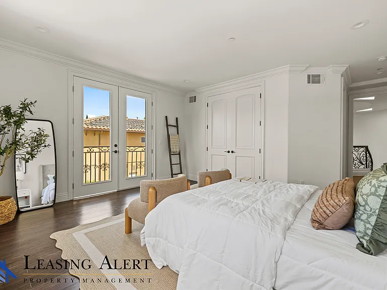5011 Hayvenhurst Ave #5011 — Photo 25