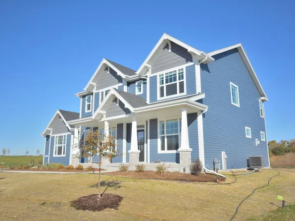 8040 West Preserve PARKWAY, Mequon, WI 53097