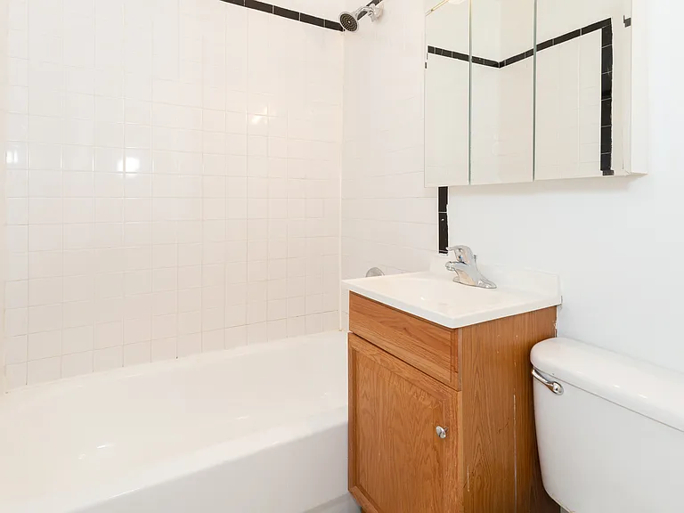 2828 N. Pine Grove — Photo 33