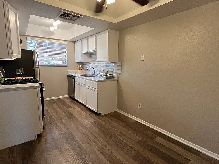 Sand Pebble Apartments — Photo 23