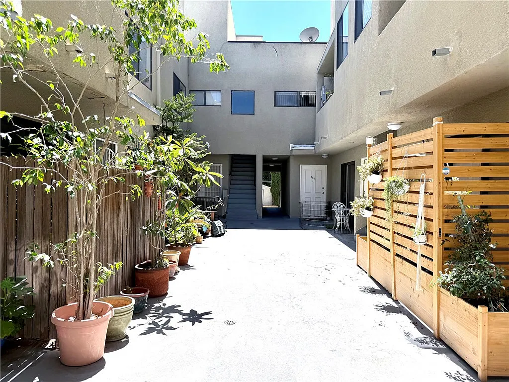 2 bed, 1200 sqft, $2,700 — Photo 2