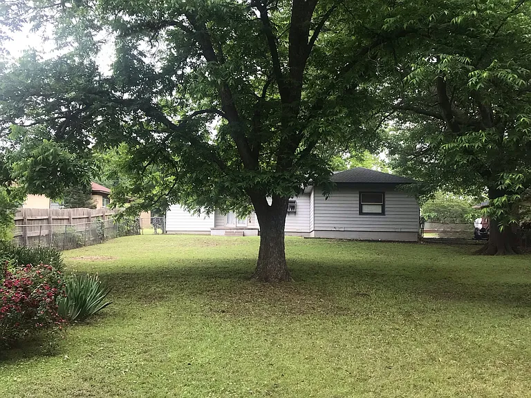 1405 Hillcrest Blvd — Photo 2