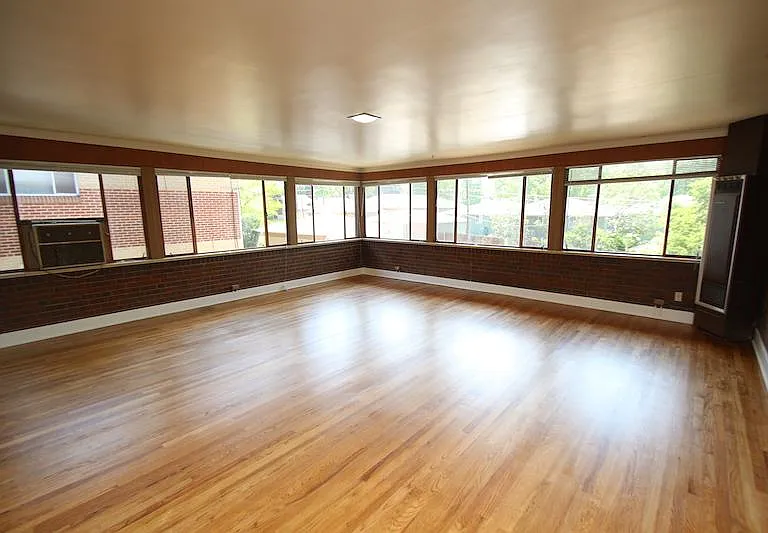 827 N Glencoe St — Photo 3