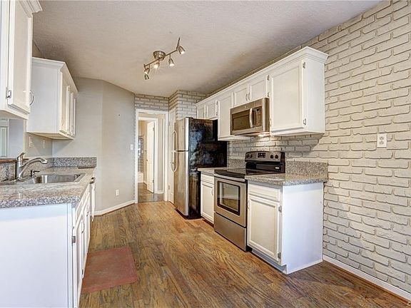 4th image of 4458 Thorncroft Dr