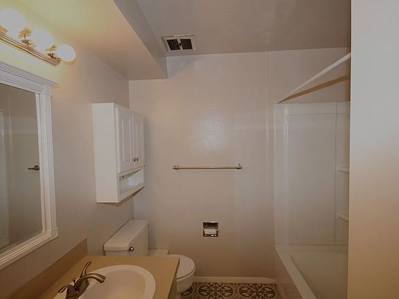 2nd image of 1882-1896 W Belmont St #1886