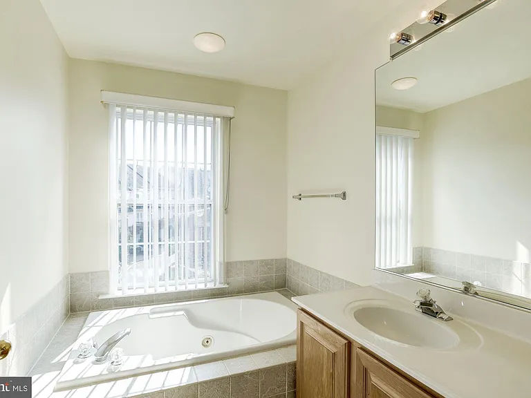 750 Monument Ave — Photo 31