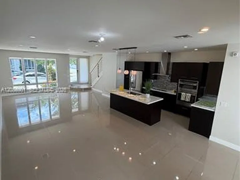 6440 NW 103rd Psge #Townhouse 6440 — Photo 2