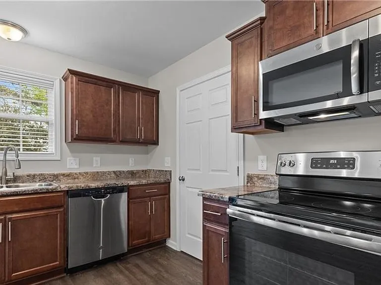 1595 Rossmore Dr — Photo 17