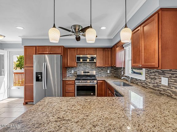 3rd image of 835 Vaughn Avenue