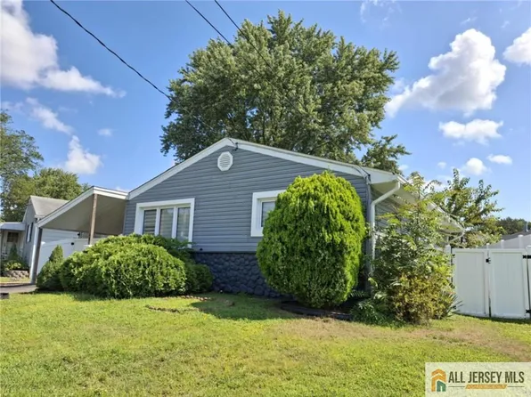 38 Hemlock Dr, Sayreville, NJ 08859