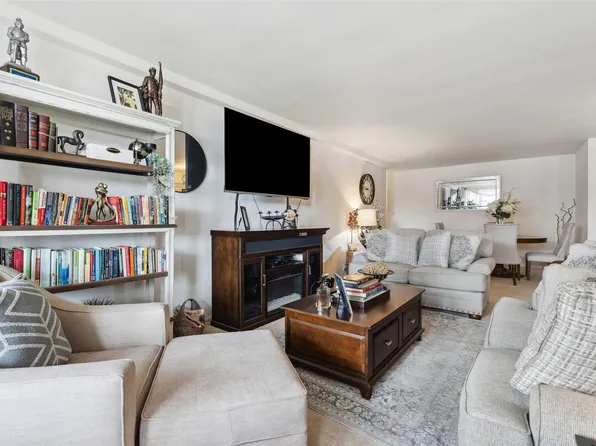 60 Hempstead Avenue #1E, Lynbrook, NY 11563