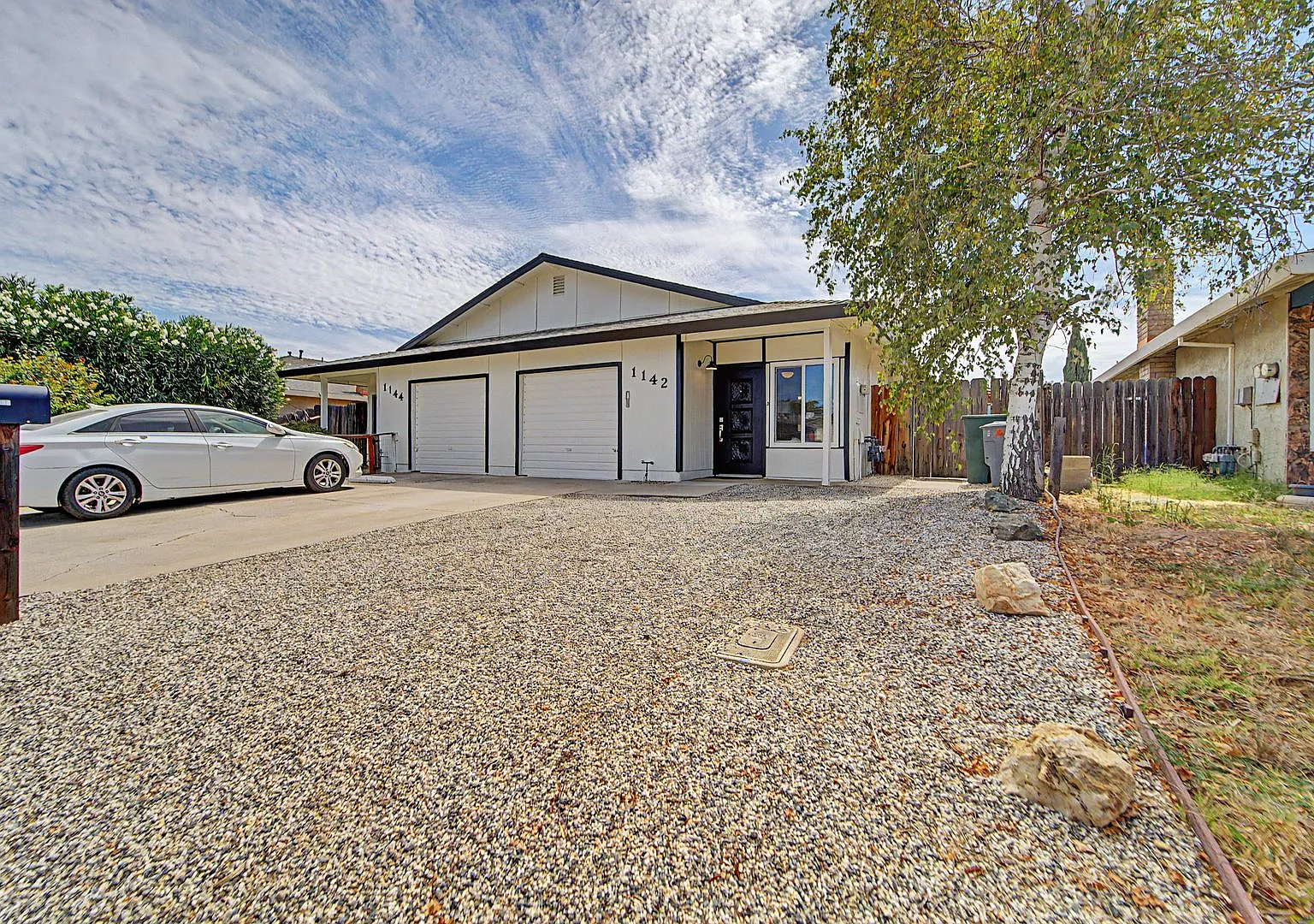 Charming 2 Bedroom Duplex with Garage & Backyard in Marysville! — Photo 3