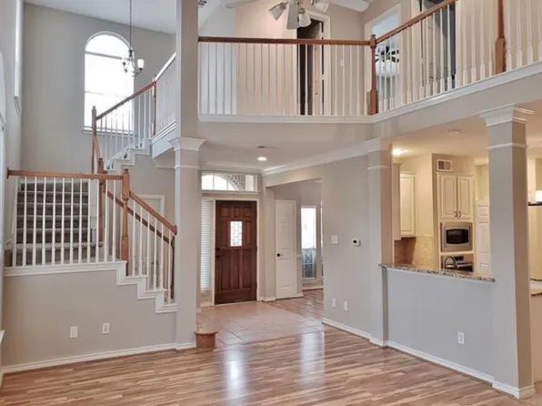 211 Moss Hill Rd, Irving, TX 75063