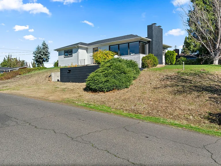 560 N Keene Way Dr — Photo 2