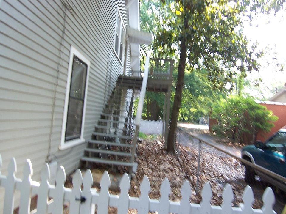 Private courtyard w/ gate to rear yard