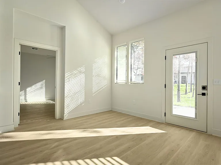 212 E Maplewood Ln — Photo 13