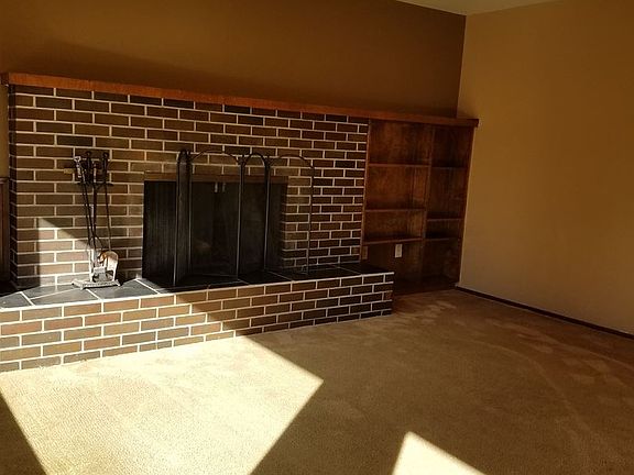 3rd image of 410 SW Kirk Ln