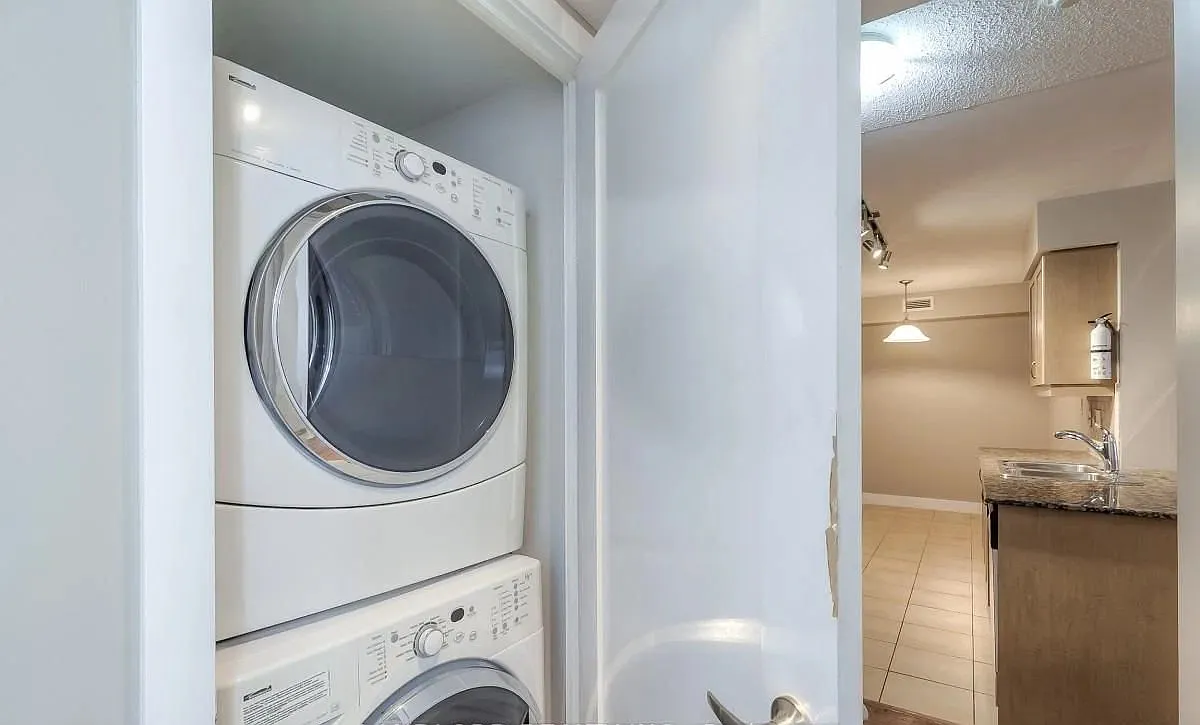 3 bed, 900 sqft, $3,350 — Photo 3