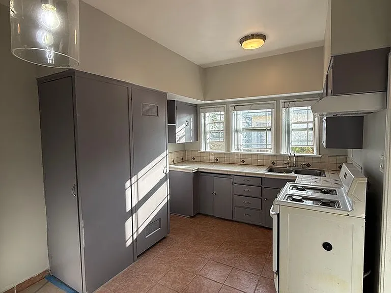 200 S Lake St — Photo 5