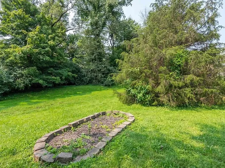 821 W Rosewood Dr — Photo 17