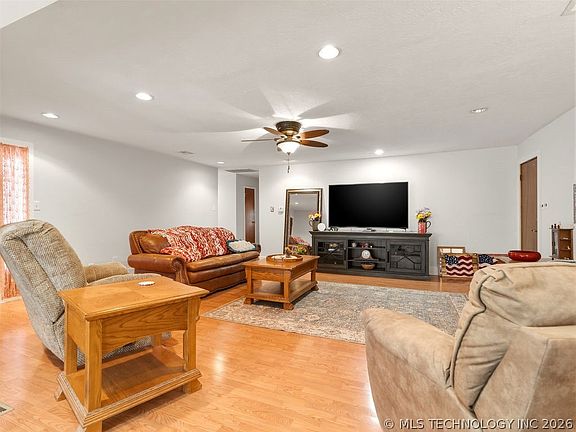 4th image of 222 S Country Club Rd