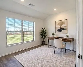3 bed, 2.0 bath, 1801 sqft, $2,200 — Photo 2