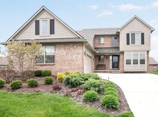 36305 St Andrews Dr, Livonia, MI 48152