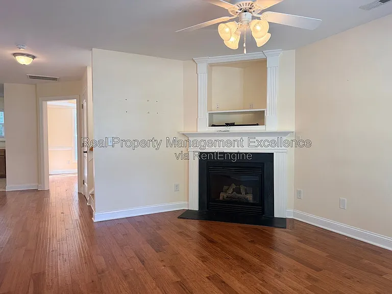 305 Holly Thorn Trce — Photo 6