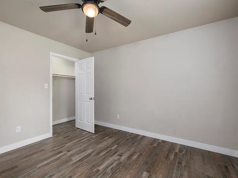 1824 N Hillcrest Ave — Photo 12