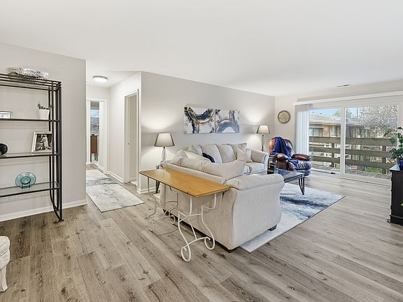 4th image of 471 Raintree Ct Unit 2B
