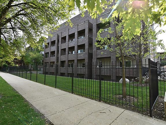 2nd image of 4520 N Beacon St #6b9a6bf06