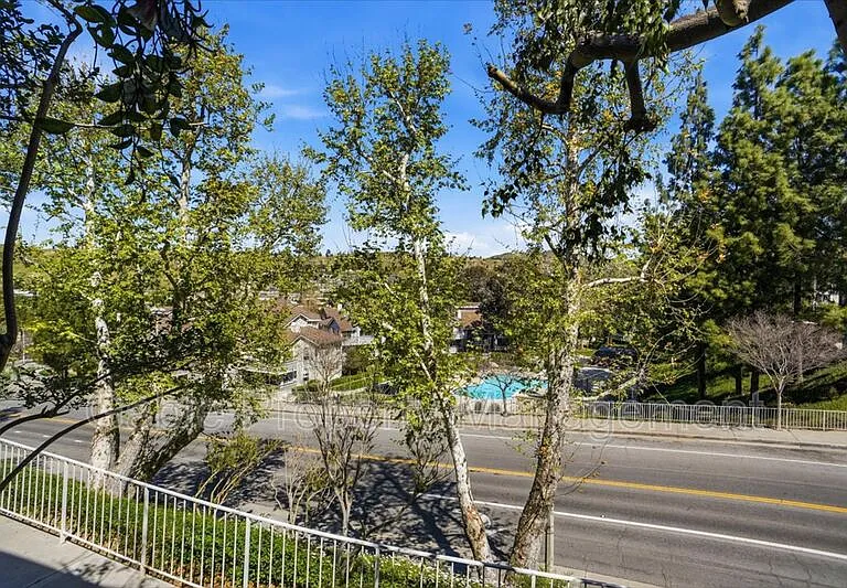 20305 Rue Crevier #585 — Photo 4