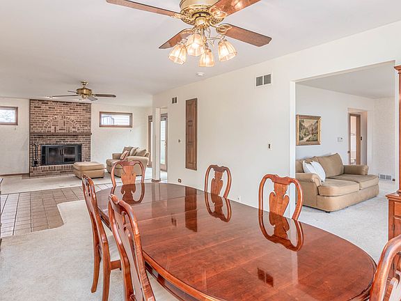 5th image of 405 S Crestwood Ln