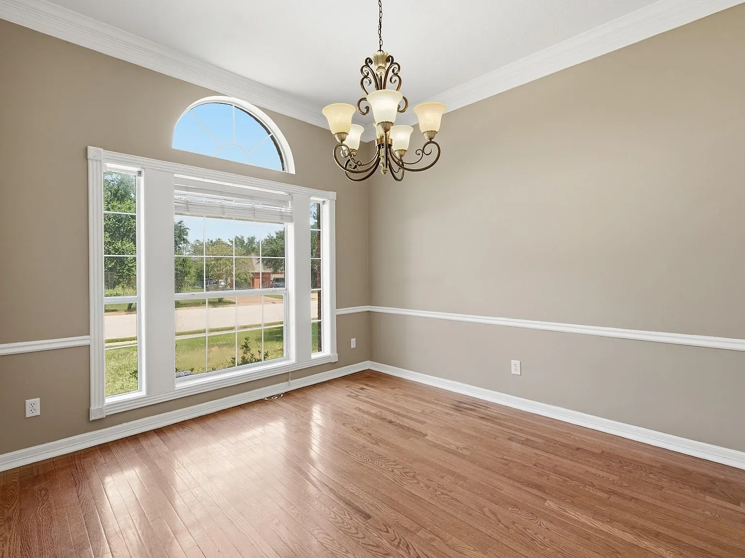 4 bed, 3.0 bath, 2561 sqft, $3,500 — Photo 4