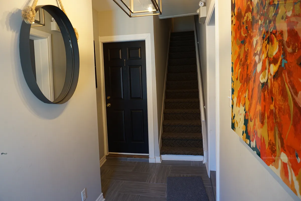 Building Photo - 115 Cartier St #2